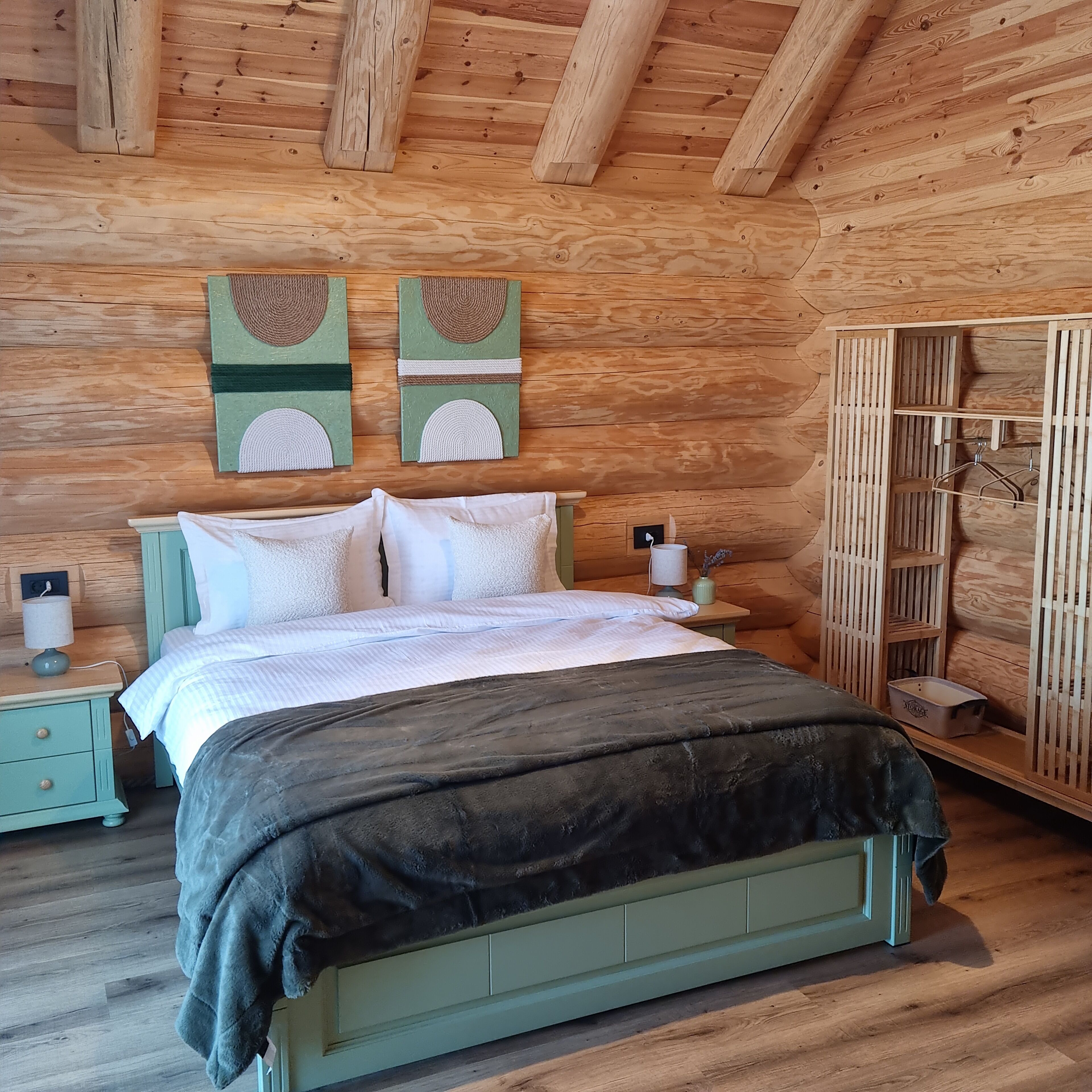 5 bedrooms, iron/ironing board, WiFi, bed sheets