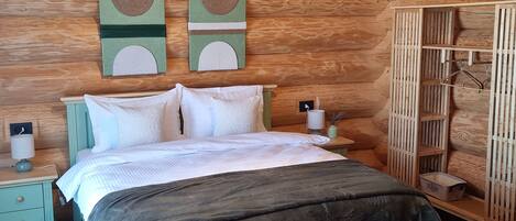 5 bedrooms, iron/ironing board, WiFi, bed sheets