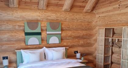 Spacious Chalet with Hot Tub, Silence and Panoramic Mountain Views