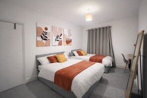 2 bedrooms, iron/ironing board, WiFi, bed sheets - Spacious 2-Bed Sleeps 8 | Near Tube, Westfield & Hospitals (London)