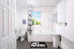 Hair dryer, towels, soap, toilet paper - Spacious 2-Bed Sleeps 8 | Near Tube, Westfield & Hospitals (London)