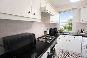 Private kitchen - Spacious 2-Bed Sleeps 8 | Near Tube, Westfield & Hospitals (London)