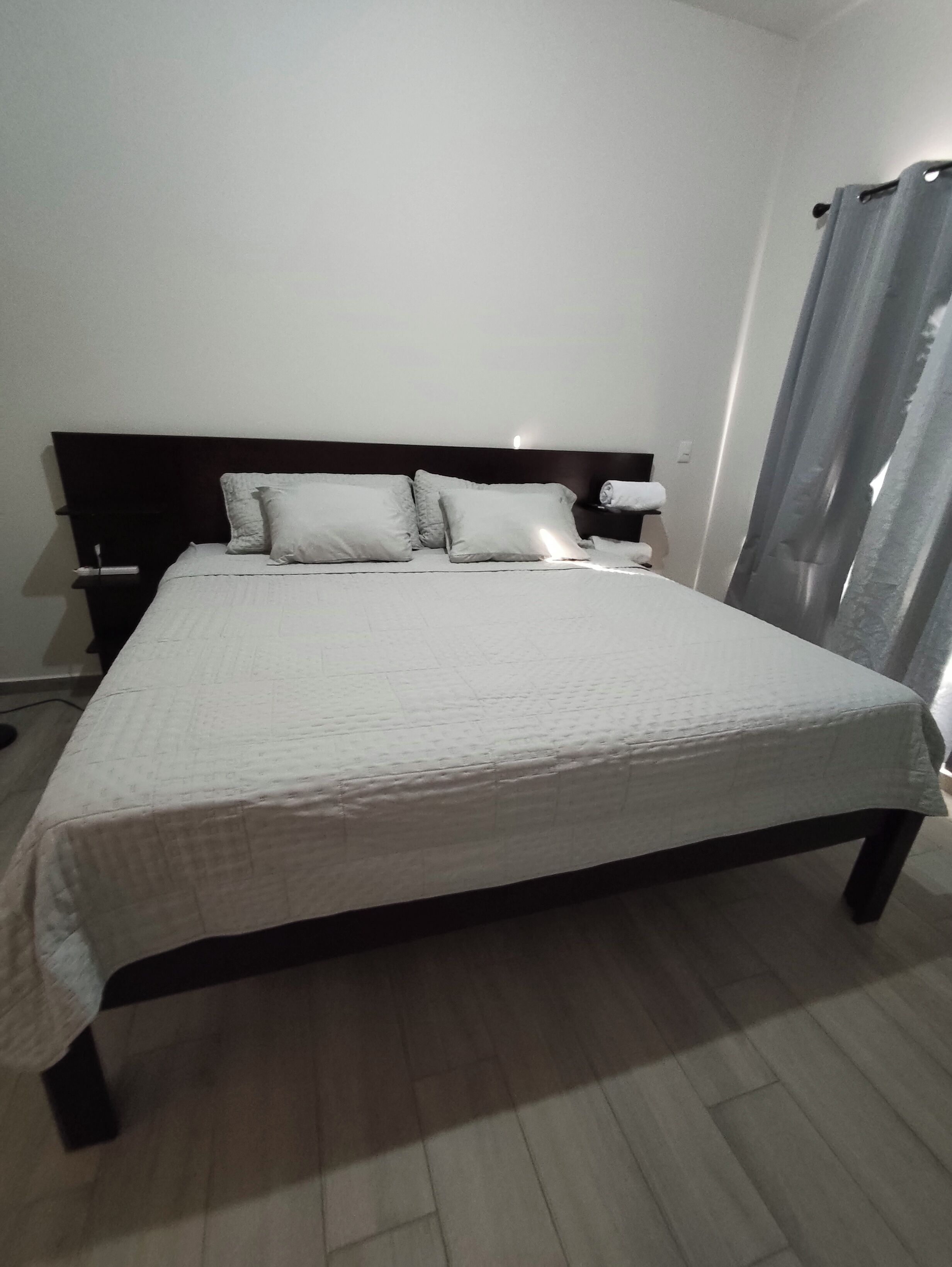 3 habitaciones, tabla de planchar con plancha, wifi y ropa de cama 