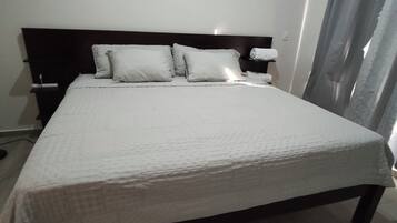3 habitaciones, tabla de planchar con plancha, wifi y ropa de cama