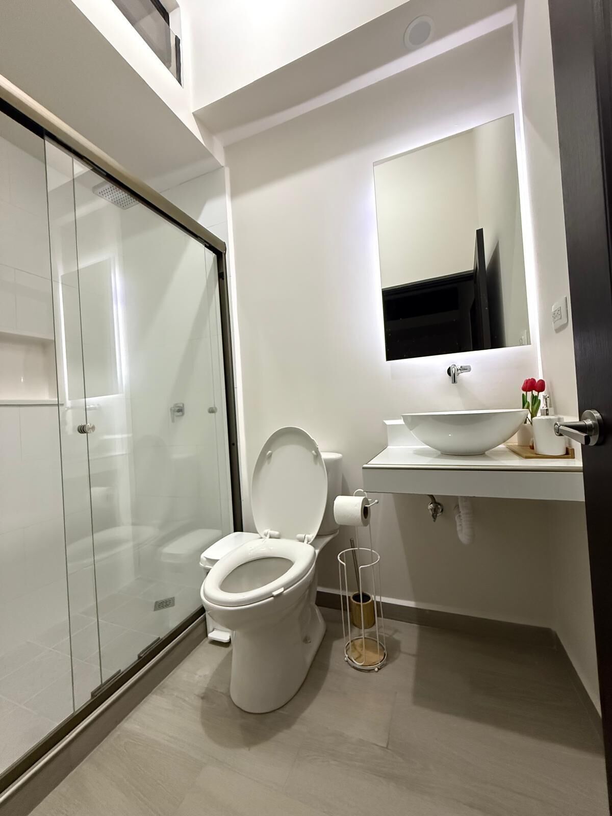 Secadora de cabello, toallas, jabón, papel de baño 