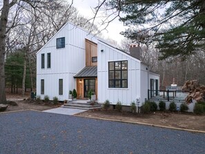 Exterior Side  - A Modern, Ultra Chic 5-bedroom Beach Home in Charming East Hampton! (East Hampton)