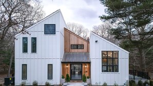 Exterior - A Modern, Ultra Chic 5-bedroom Beach Home in Charming East Hampton! (East Hampton)