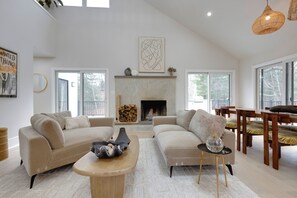 Smart TV, books - A Modern, Ultra Chic 5-bedroom Beach Home in Charming East Hampton! (East Hampton)