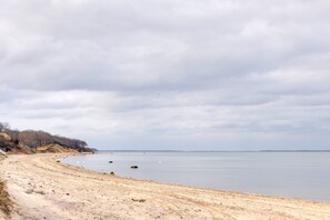 Beach nearby - A Modern, Ultra Chic 5-bedroom Beach Home in Charming East Hampton! (East Hampton)