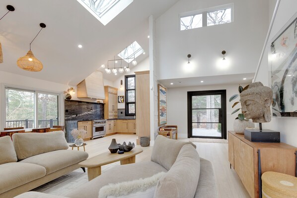 Smart TV, books - A Modern, Ultra Chic 5-bedroom Beach Home in Charming East Hampton! (East Hampton)