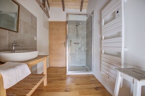 Shower, hair dryer, towels, soap - Le Prieuré: elegance, valley views and jacuzzi (Saint-Cyprien)