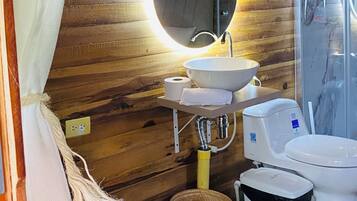 Chambre Double, balcon, vue jardin | Salle de bain | Douche