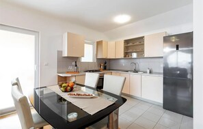 Jääkaappi, uuni, astianpesukone, kahvin-/teenkeitin