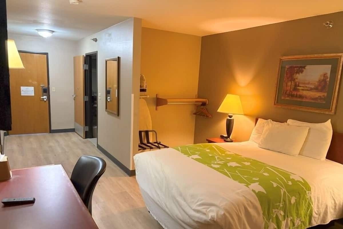 Escritorio, cortinas blackout y tabla de planchar con plancha