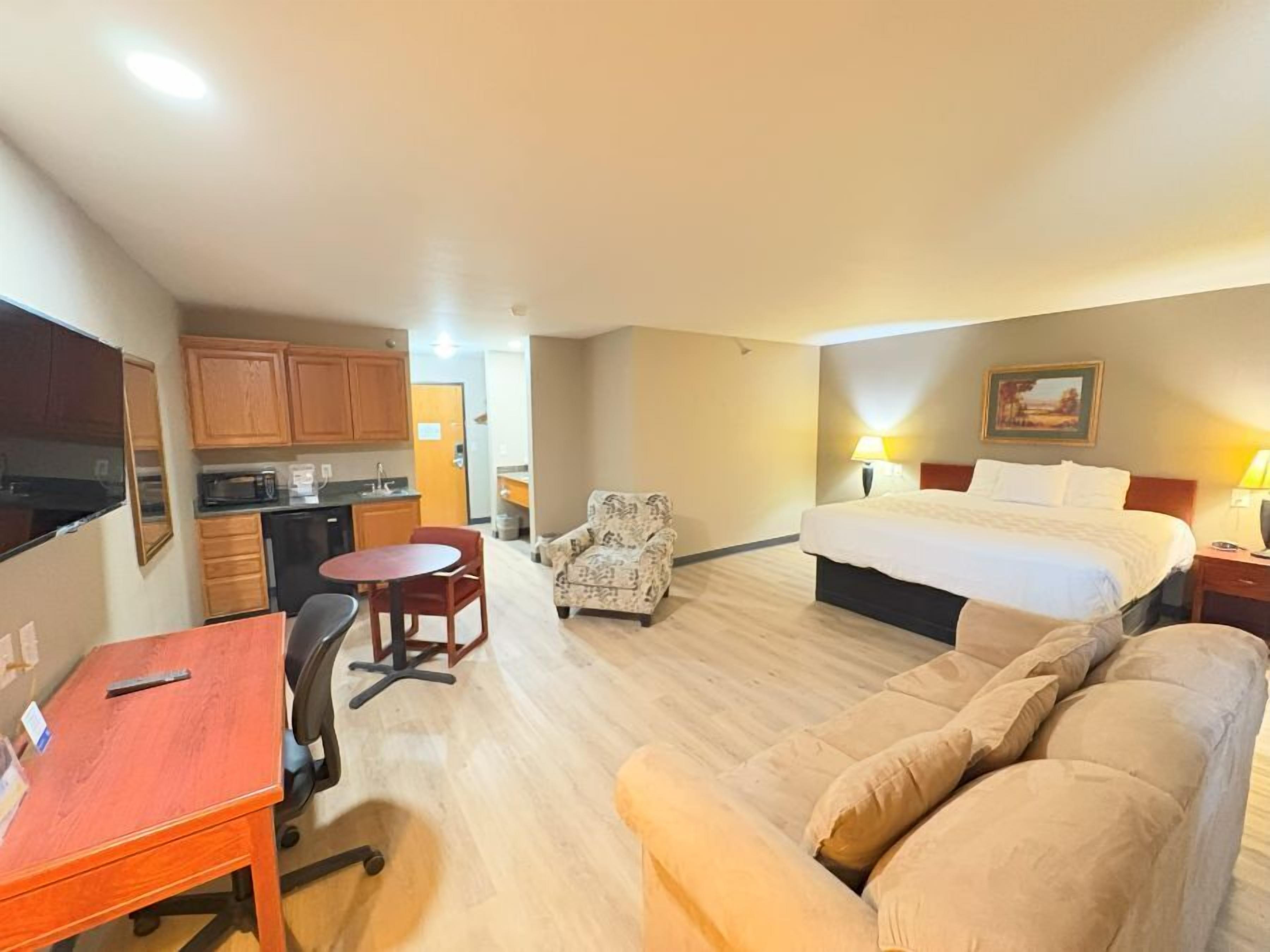 Escritorio, cortinas blackout y tabla de planchar con plancha 