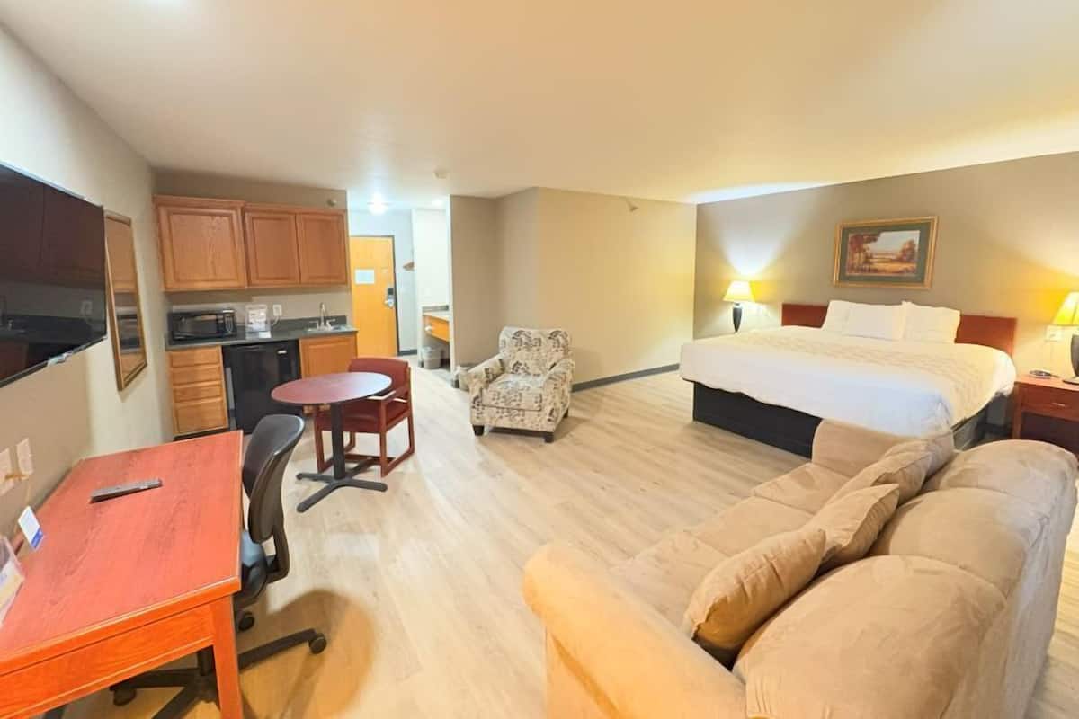 Escritorio, cortinas blackout y tabla de planchar con plancha