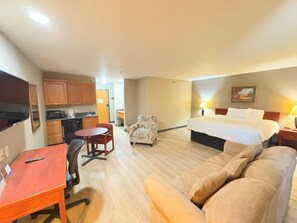 Escritorio, cortinas blackout y tabla de planchar con plancha 