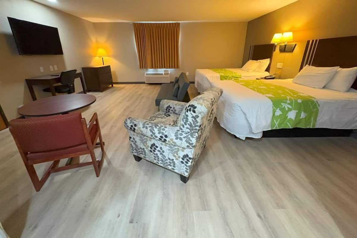 Escritorio, cortinas blackout y tabla de planchar con plancha