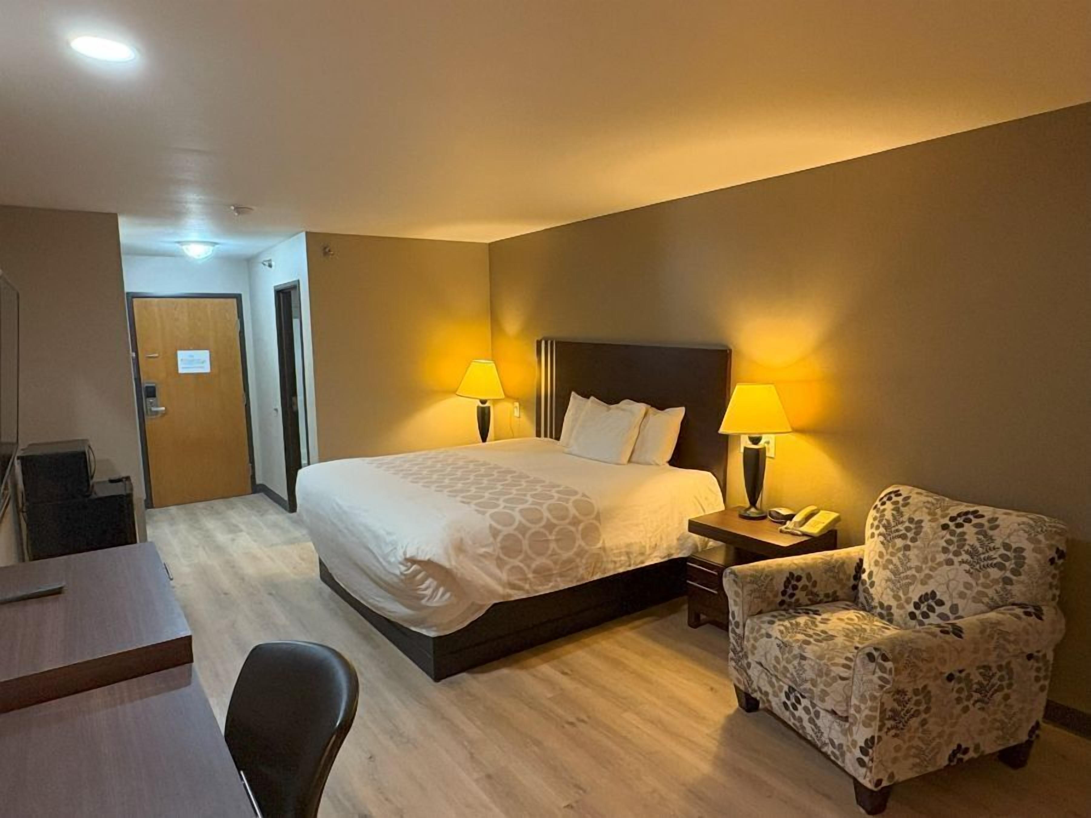 Escritorio, cortinas blackout y tabla de planchar con plancha 