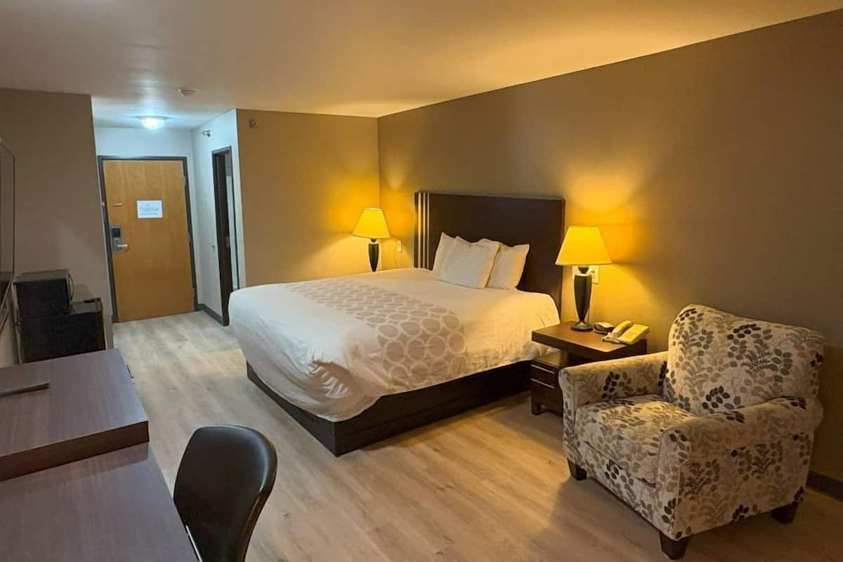 Escritorio, cortinas blackout y tabla de planchar con plancha