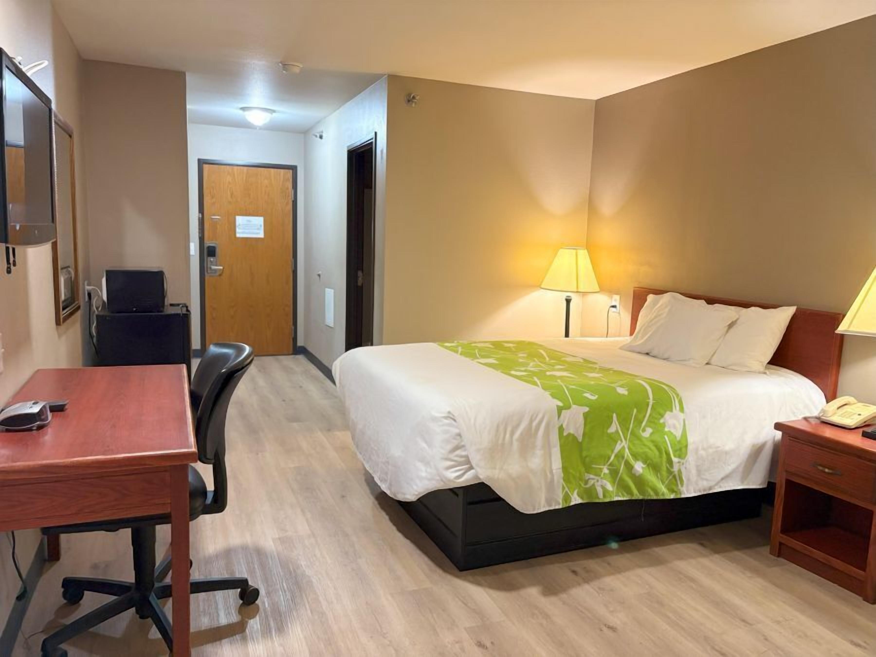 Escritorio, cortinas blackout y tabla de planchar con plancha 