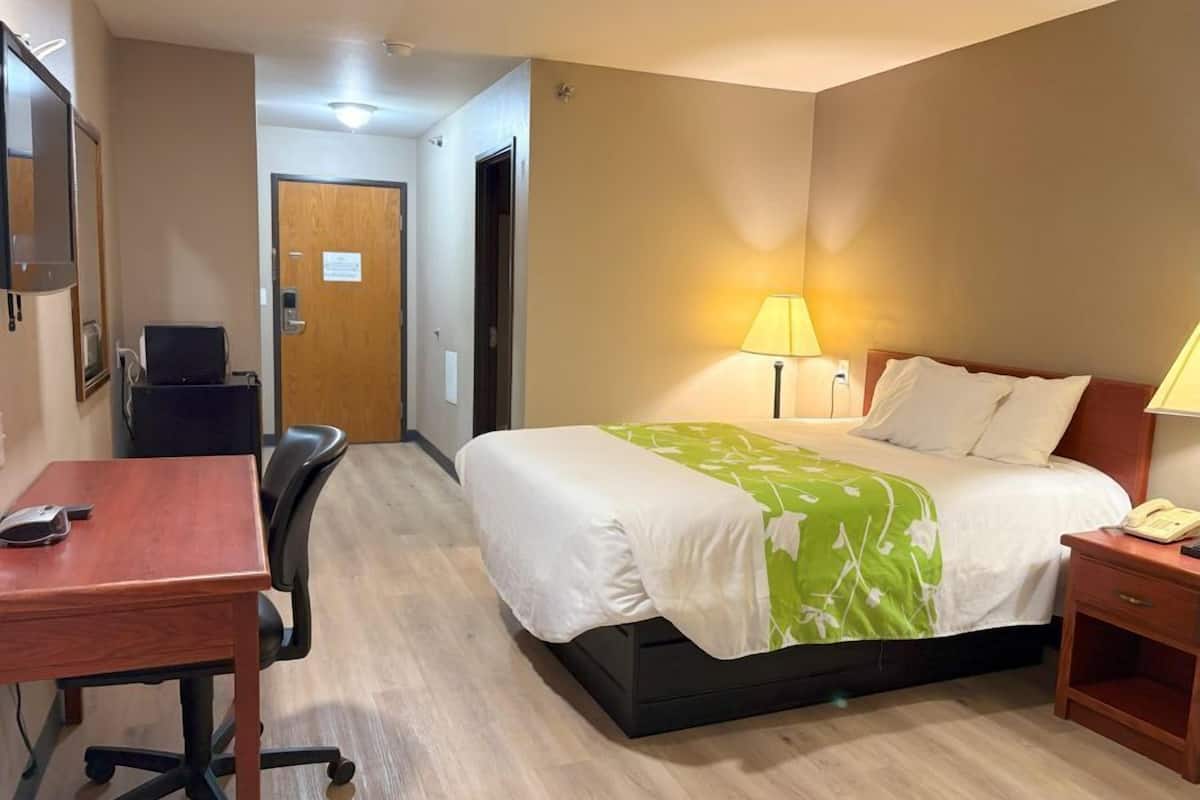 Escritorio, cortinas blackout y tabla de planchar con plancha