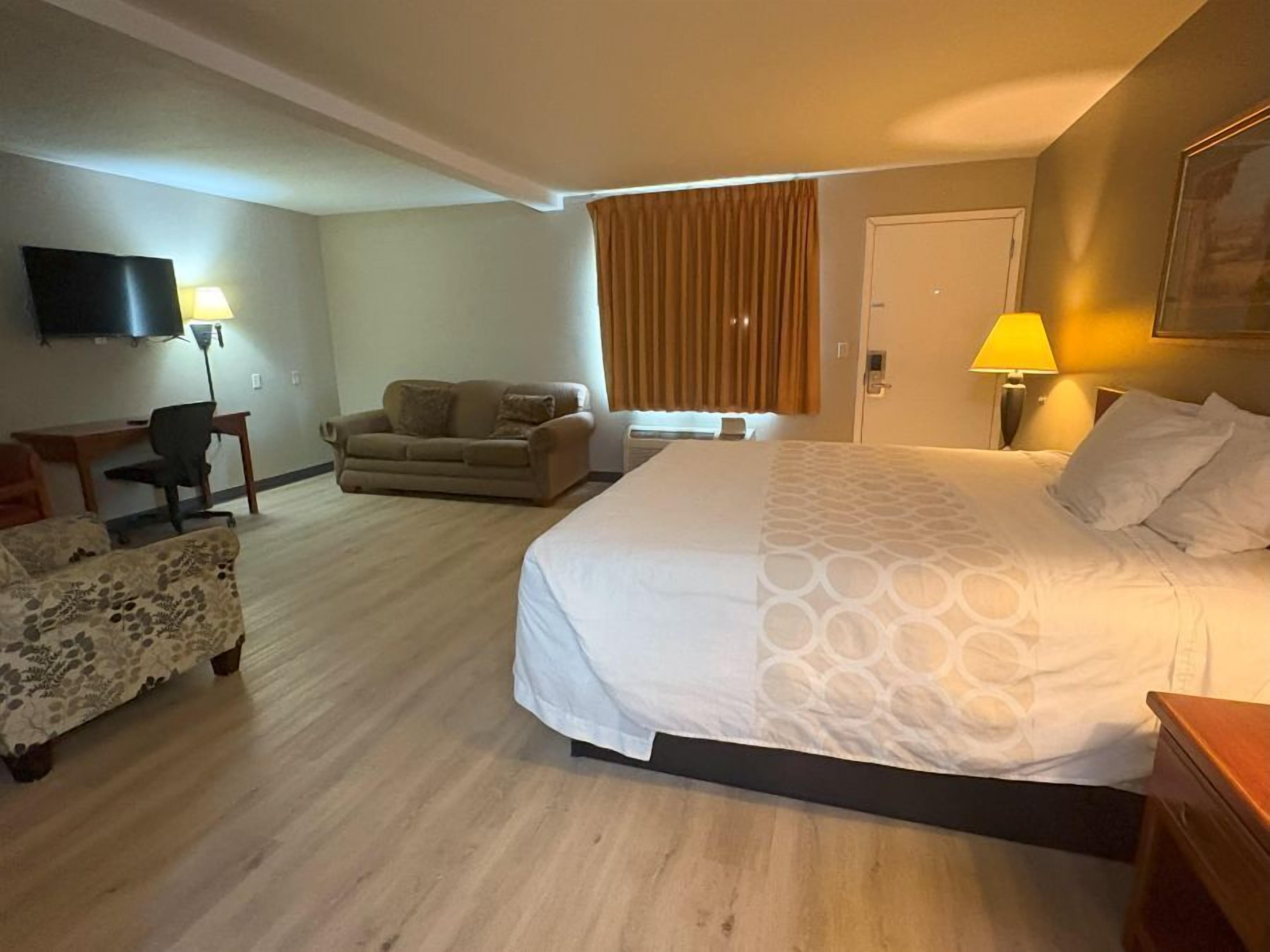 Escritorio, cortinas blackout y tabla de planchar con plancha 