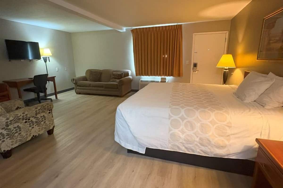 Escritorio, cortinas blackout y tabla de planchar con plancha