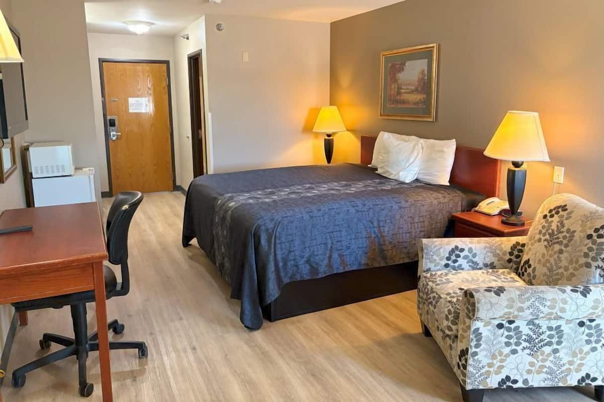 Escritorio, cortinas blackout y tabla de planchar con plancha