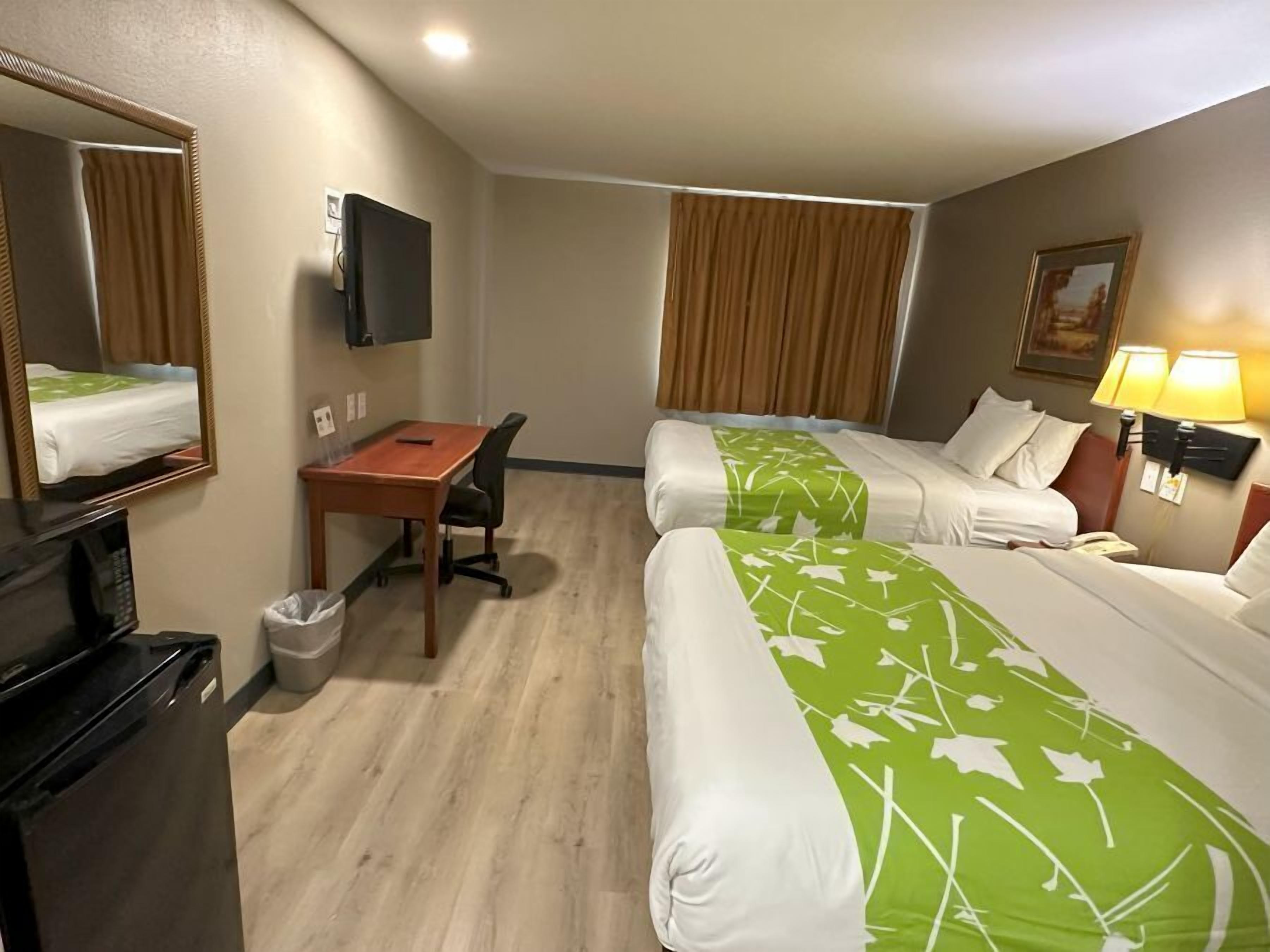 Escritorio, cortinas blackout y tabla de planchar con plancha 