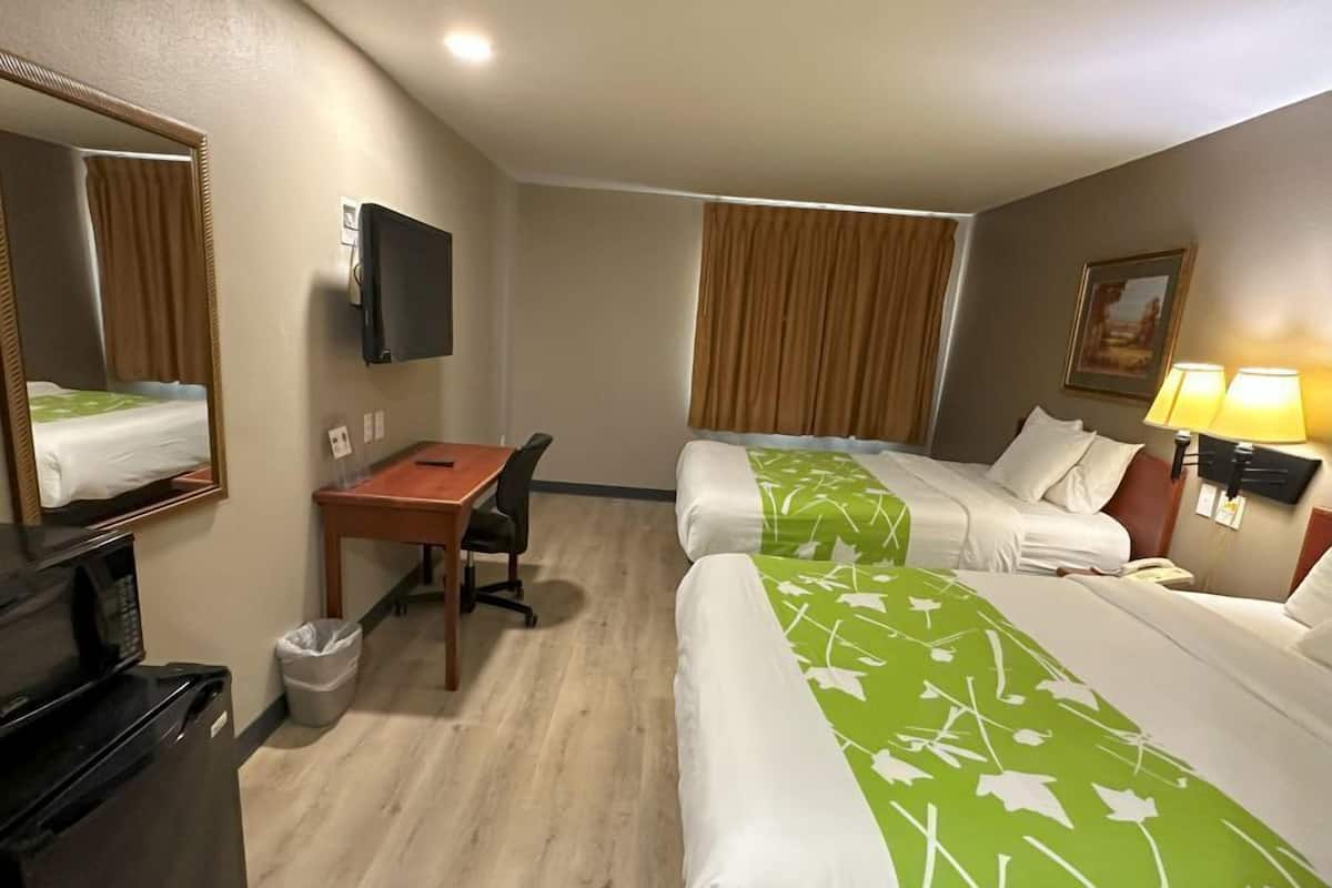 Escritorio, cortinas blackout y tabla de planchar con plancha