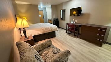 Een bureau, verduisterende gordijnen, een strijkplank/strijkijzer