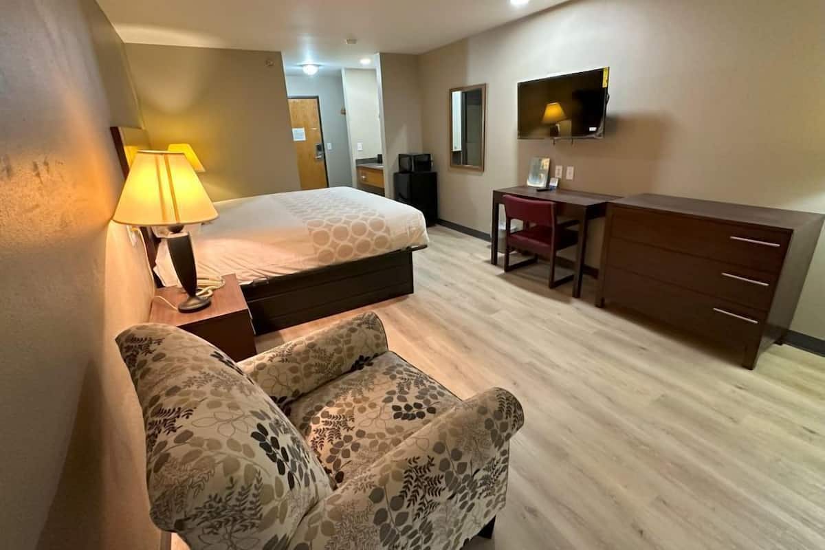 Escritorio, cortinas blackout y tabla de planchar con plancha