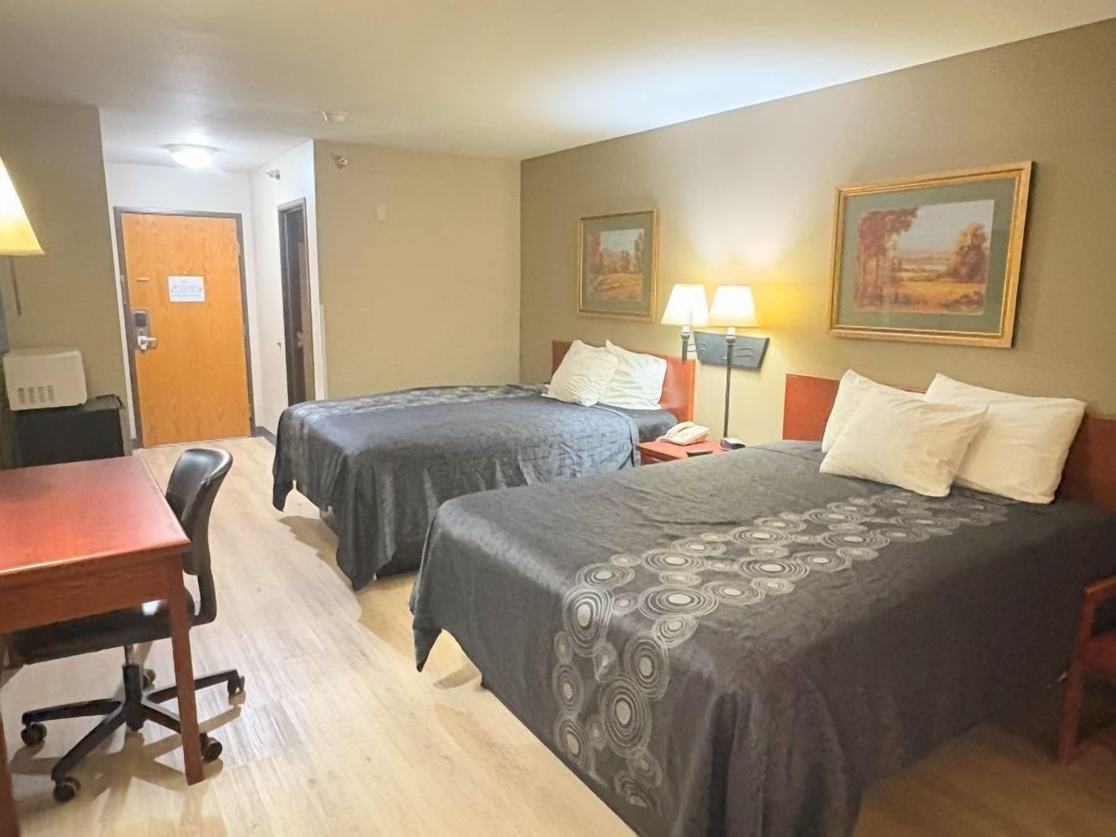 Escritorio, cortinas blackout y tabla de planchar con plancha 