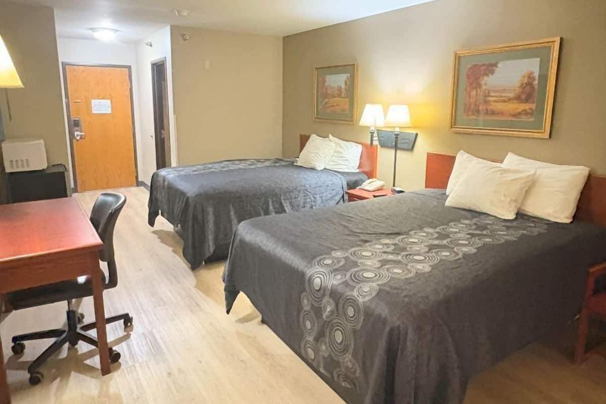 Escritorio, cortinas blackout y tabla de planchar con plancha