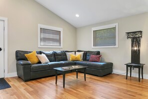 Smart TV - 3BR Near Downtown Brevard • Fire Pit • Pisgah & DuPont Forest (Brevard)