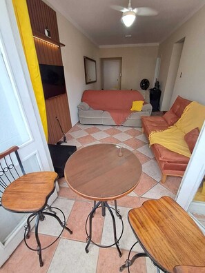 TV - Apartment with parking space in Pitangueiras (Guarujá)