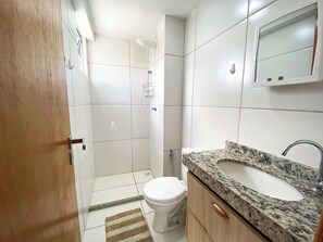 Shower, towels - Apto c/ Wi-fi, academia, salão de jogos e garagem (Salvador)