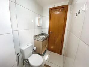 Shower, towels - Apto c/ Wi-fi, academia, salão de jogos e garagem (Salvador)