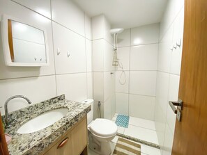 Shower, towels - Apto c/ Wi-fi, academia, salão de jogos e garagem (Salvador)