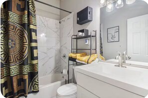 Hair dryer, towels, soap, toilet paper - Swing Bed Loft (Detroit)