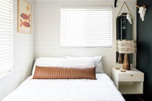 2 bedrooms, iron/ironing board, WiFi - Vibey 2-bedroom property with a Vintage Airstream in sunny Tempe (Tempe)