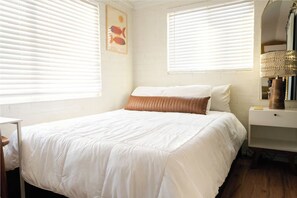 2 bedrooms, iron/ironing board, WiFi - Vibey 2-bedroom property with a Vintage Airstream in sunny Tempe (Tempe)