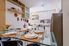 Frigorifero, microonde, forno, piano cottura