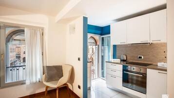 Huoneisto, parveke, kaupunkinäköala | Yksityinen keittiö | Vedenkeitin, ruokailupöytä