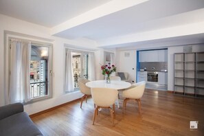 Apartment, Balcony, City View | Living area | 37-inch flat-screen TV with digital channels - Urbanicooh Asinelli (Bologna)