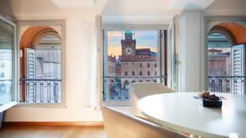 Huoneisto, parveke, kaupunkinäköala | Oleskelualue | 37–tuumainen taulutelevisio, jossa digitaalikanavat