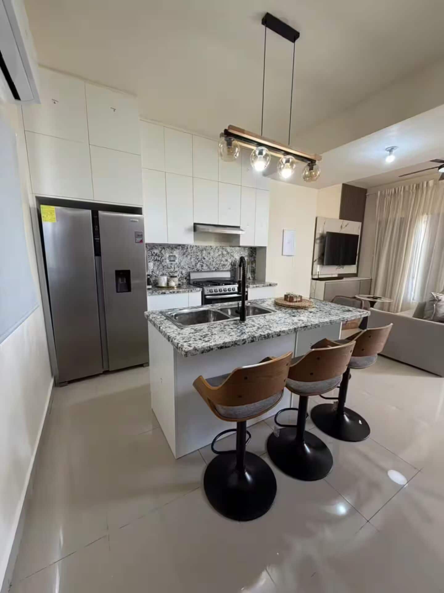 Refrigerador, parrilla de estufa, cafetera y tetera y tostadora 