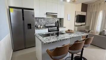 Refrigerador, parrilla de estufa, cafetera y tetera y tostadora