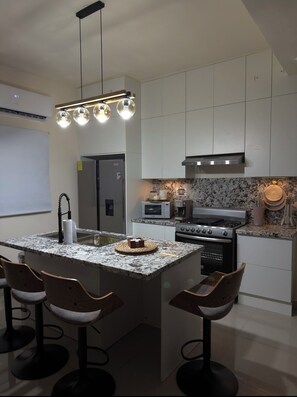 Fridge, stovetop, coffee/tea maker, toaster - Villa privada con jacuzzi, piscina; en el corazón de Punta Cana (Punta Cana)